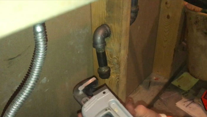 Tighten gas pipe cap onto gas line.